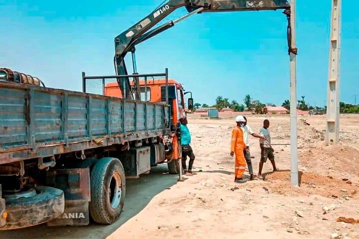 Aplicação de postes para iluminação pública
